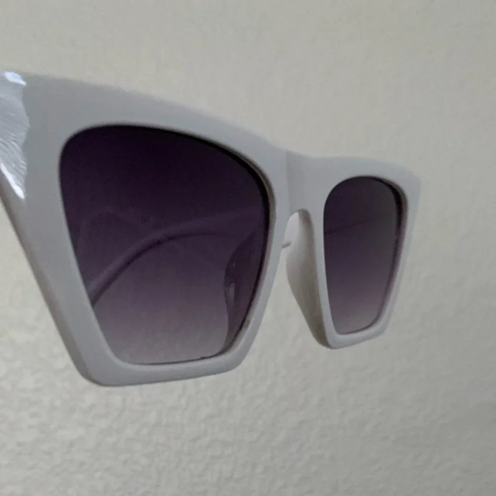Oversized White Cat Eye Sunglasses - Picture 7 of 7